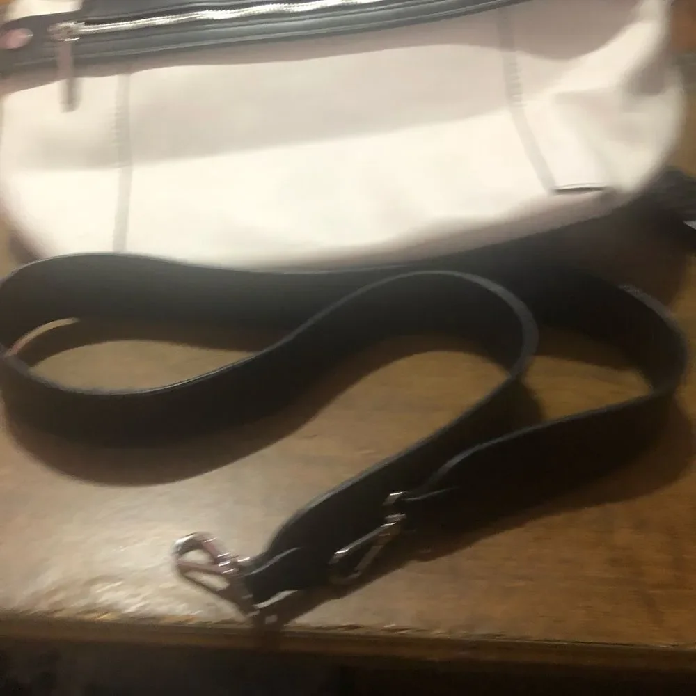 Fiorelli Abbey women’s handbag. Zipper and buckle accents. Detachable strap